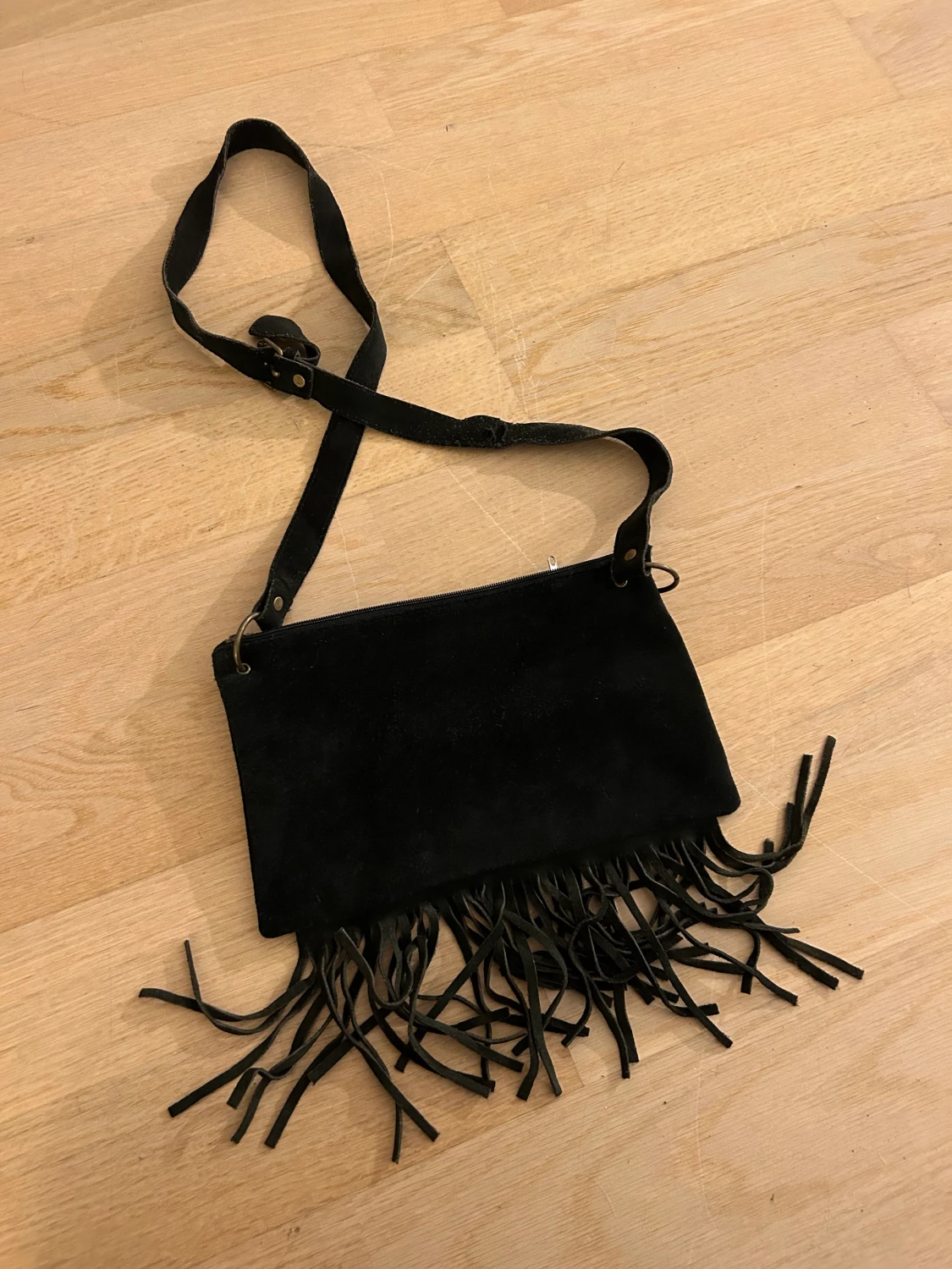 Svart väska med fransar - 90