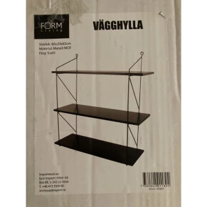 2 likadana ouppackade svarta stringhyllor retro - Två identiska svarta oanvända stringhyllor. Retro stil.   Kan hämtas upp i Stockholm. Kolla gärna in mina andra annonser och hör av dig om du har någon fundering.