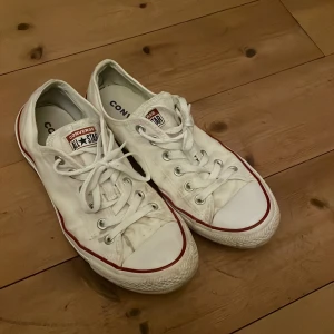Converse - Vita Converse, syns att de är anvönda därmed kan pris diskuteras💕