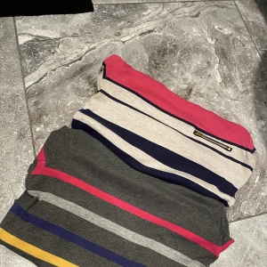 2x färgglada långarmade tröjor i storlek S & M - Två färgglada tröjor i storlek S och M. Det står storlek M på den gråa men känns mer som S. Jättebra skick. Söta och mycket färg. Märke: LCW CASUAL. Säljer pga stor garderobrensning. Kika gärna på mina andra annonser, säljer mycket:) Samfraktar gärna.