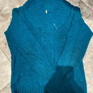 Såå fin stickad tröja i storlek S från Espirit. Använt sparsamt, lite smånopprig. Min favorit tröja, så speciell och unik färg. Säljer pga stor garderobrensning. Kika gärna på mina andra annonser, säljer mycket:) Samfraktar gärna.