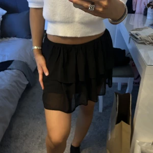 Svart volangkjol - Jättefin volangkjol 🤍