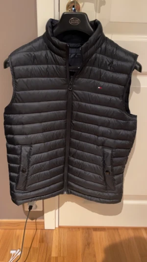 Hilfiger väst  - Säljer denna Tommy Hilfiger väst i storlek S. Inga skador eller liknande på västen 