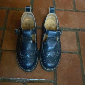 Dr Martens, Mary Janes  - Skitsnygga Mary-Jane dr martens i en äldre modell som inte går att få tag på längre. Köpta secondhand men de är tyvärr för små för mig😢de är i mycket bra skick.