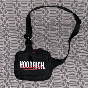 Hoodrich axelremsväska  - Säljs pga jag inte använder den, har testat den 1-2 gången men har bara blivit liggandes hemma 