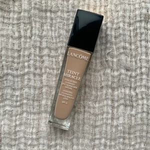 Lancôme Teint Miracle Foundation - Säljer denna Foundation från Lamcôme som då inte passade min hudton. I färgen 010. Den ger ett naturligt resultat och återfuktande.   Jag har endast testat produkten, så fortfarande mycket kvar 😊 Obs! Glaset har en liten defekt