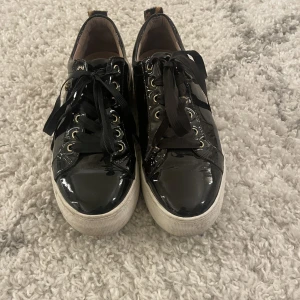 Sneakers  - Cobler sneakers i storlek 36-37. Endast använda 3 gånger så jättefint skick!💞💞nypris 999. 