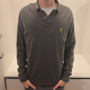 Ralph lauren rugby tröja - Mörkgrå rugbytröja från Ralph lauren Kondition 8/10
