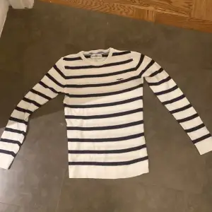 Säljer denna jättesnygga stickade randiga tröja från Hampton Republic! Jätteskön nu till hösten