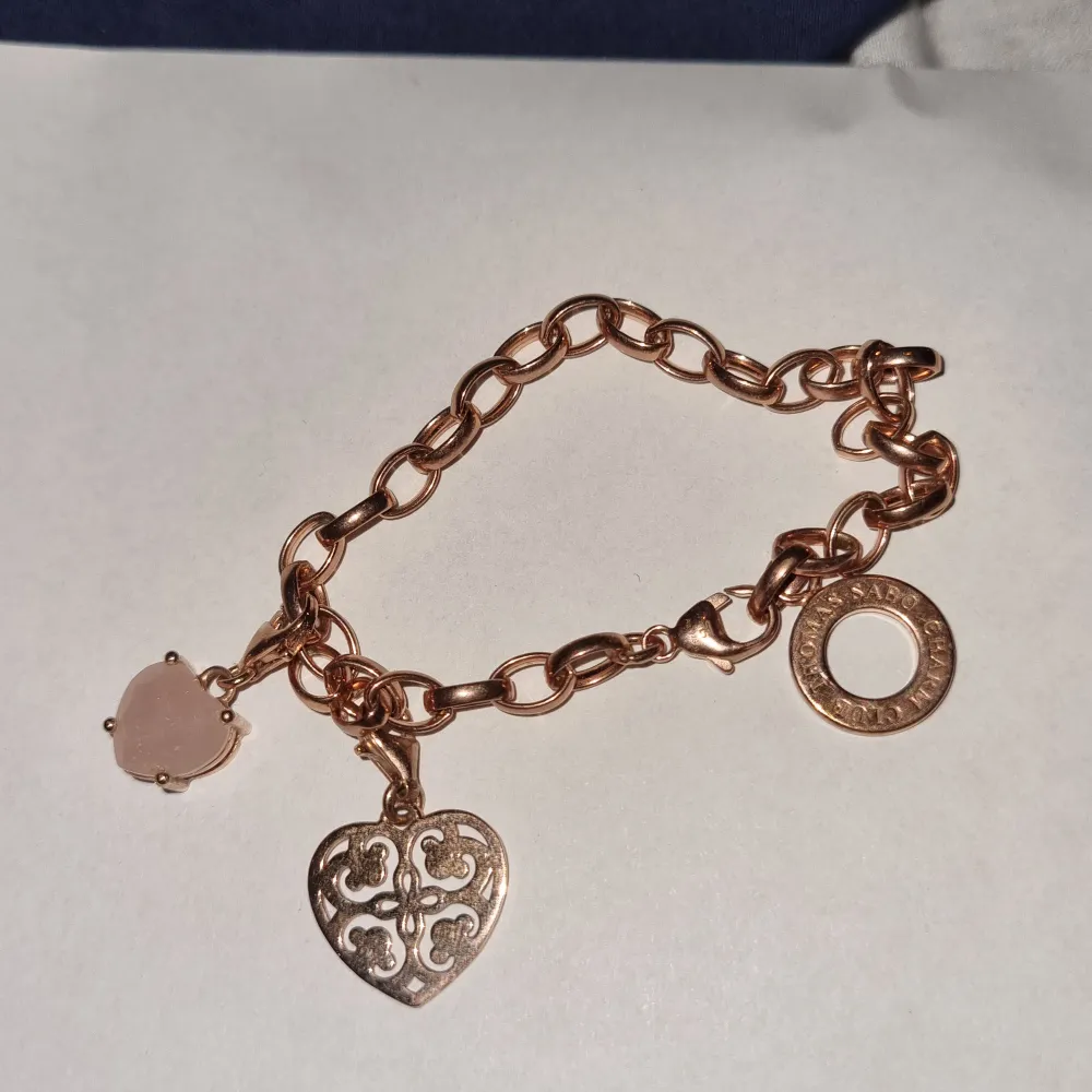 Armband i roseguld med två hjärtberlocker. Köpt från Smycka. Accessoarer.