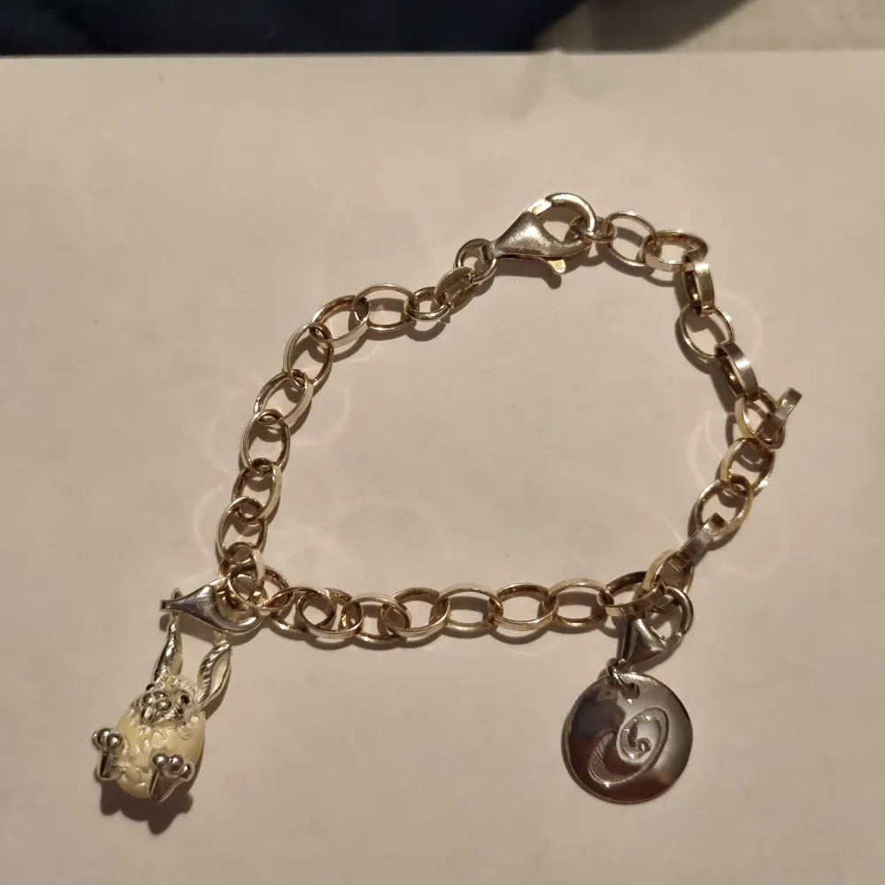 Ett silverfärgat armband med en kaninberlock, från början köpt från Smycka. Accessoarer.