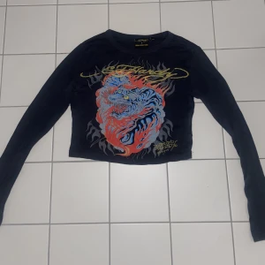 Ed Hardy magtröja storlek S - Säljer min edhardy som är knappast använd, kanske 5 ggr Max. Super fin och passar S-XS. Kan mötas upp i Malmö med.