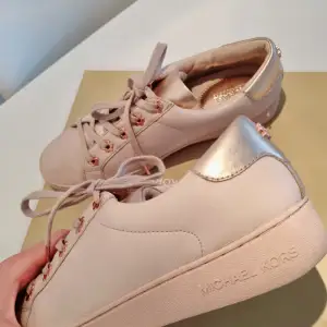 Sneakers från Michael Kors rosa storlek 37,5/38 i fint skick, använda endast 3ggr, 