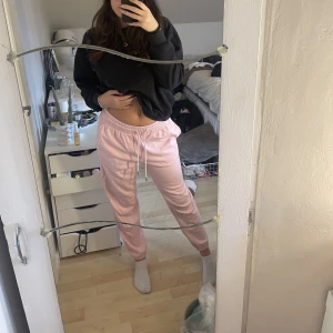 Mjukis byxor - Rosa dina mjukis byxor, värdens skönaste!! Var favvos innan men rensar garderoben!