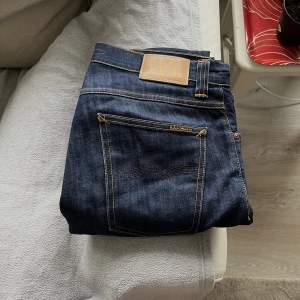 Riktigt snygga jeans från Nudie som knappt har använts och är i fint skick! Sitter som ett par vanliga slim straight jeans liknande modellen grim trim.