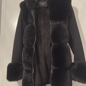 Pälskappa - Säljer min nästan nya pälsjacka, inte äkta päls men super skönt material och ser och känns så äkta ut! Köpt för 3000kr Kan gå ned i pris vid snabb affär. Den är i storlek M men jag är en XS och jackan är liten i storleken så M är som Xs/s. 