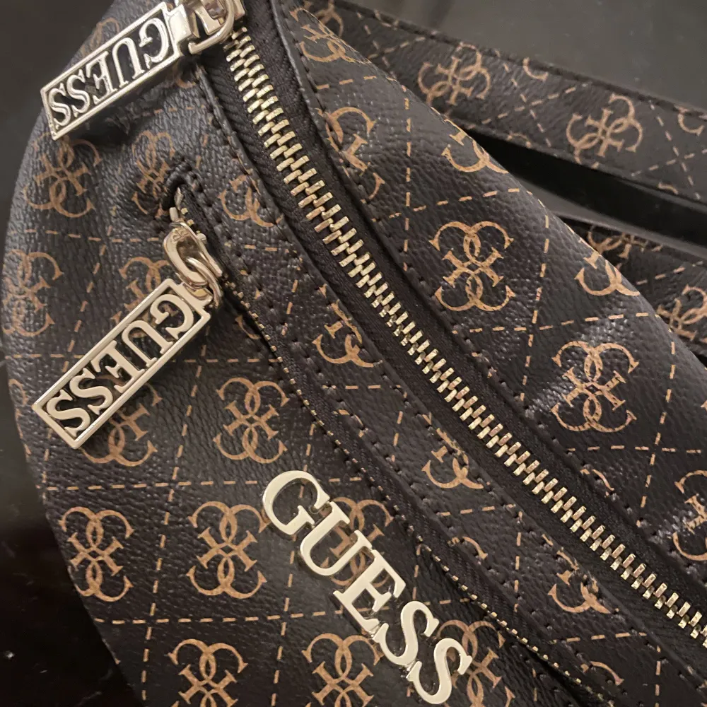 👜Guess midjeväska. Köpt på zalando. Bra skick, använd få gånger. 👜. Asusteet.