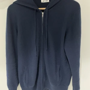 Soft Goat zip hoddie - Säljer nu den här feta tröjan från soft Goat i 100% Kashmir! Skicket är som ny och endast använd ett par gånger! Om du är sugen på att köpa eller har frågor så hör av dig
