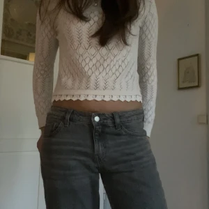 Grå jeans  - Säljer mina weekday jeans I modellen arrow. Använt få gånger så dom är i nyskick! 