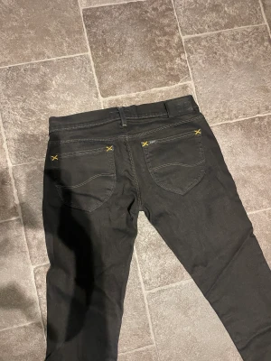 Low waist LEE jeans  - Mer Jeans strl. 38/M, det finns en liten klippt slits nere vid benen