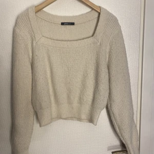 Ginatricot stickad tröja - Ginatricot stickad tröja finns i både vit och grå💓 Båda storlek S