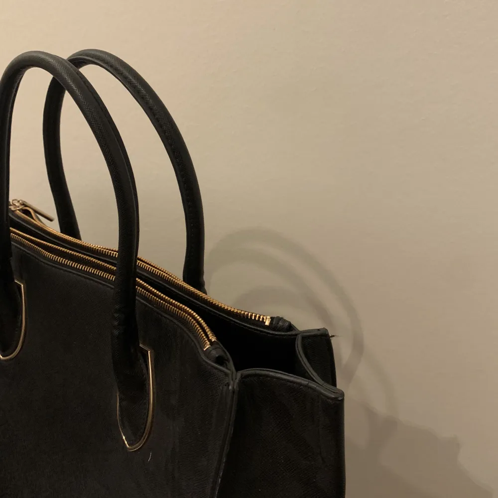 Samma väska som tidigare men säljer nu för 50kr💘 ett längre band hör till väskan som inte visas på bild . Väskor.