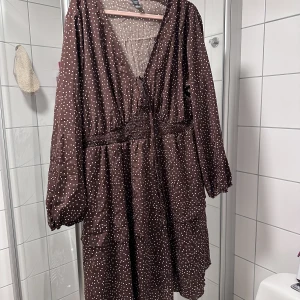 Brun klänning - Brun klänning  Polyester   Fint skick   Storlek xxxl