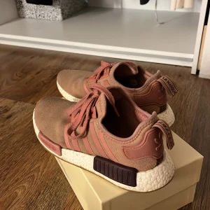 Adidas nmd - Rosa sko från adidas nmd storlek 40. Använda ca 4 gånger så som nya. 