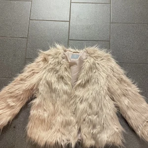 Fluff jacka  - Rosa jacka köpt för några år sedan använd Max 2 gånger 