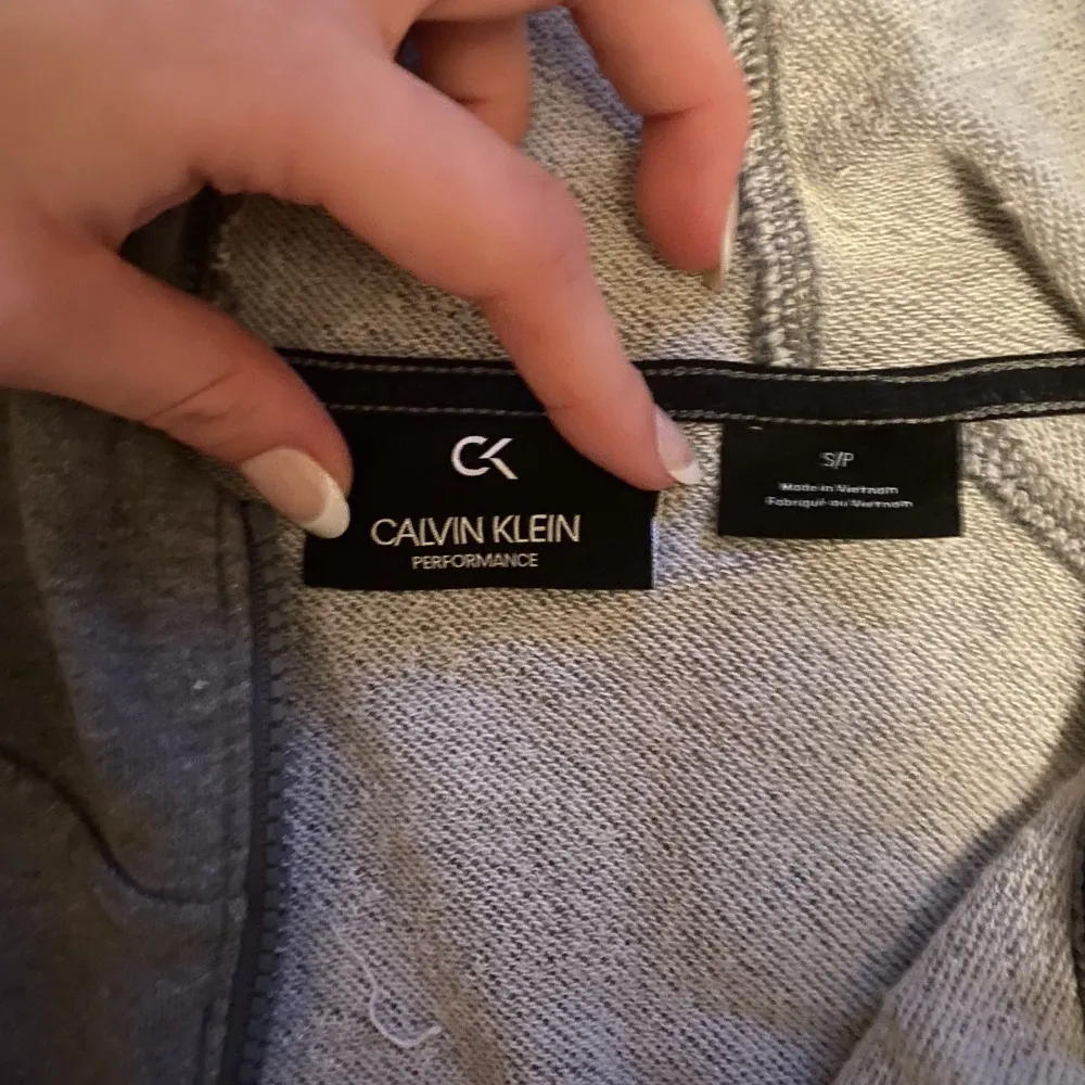 Säljer denna super söta Calvin Klein kofta då den inte används, inga defekter, kan inte hitta stoleken men skulle säga S 💕💕. Tröjor & Koftor.