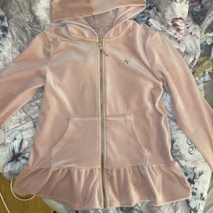 Zip hoodie med volang - Så varm och mjuk kofta med volang längst ner💕Nyskick! Storlek 158-164 men känns som en M💕Säljer även en likadan i grått!!!🫶🏻