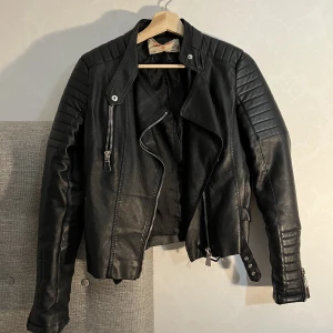 Chiquelle skinnjacka - Chiquelles skinnjacka I storlek 38 Sitter super fint, rätt så använd