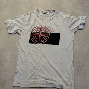 Stone island tshirt - Säljer min fina stone island tshirt som är i väldigt fint skick och kanppt använd priset kan diskuteras💯💯