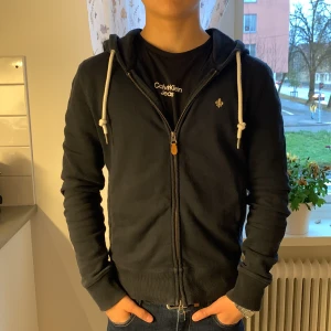 Morris hoddie  - En tjock hoddie med dragkedja från Morris. Tröjan är tjock och är i materialet bomull. Håller värmen bra. 10/10 i skick. Frågor och funderingar så är det bara att skriva till mig 😇🤝