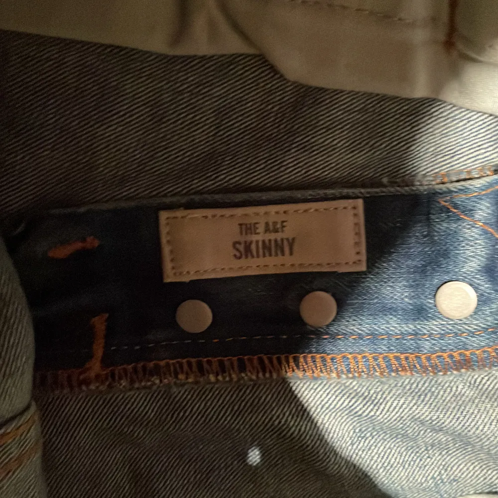 Tja säljer dessa riktig grischig och fräsch par av abercombie & fitch vintage jeans dem är i 9/10 skick och är i modellen skinny! Tveka inte vid frågor! Mvh Hugo.. Jeans & Byxor.