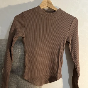 Brun tröja - Brun/lila tröja från Gina Aldrig använt  Storlek xs