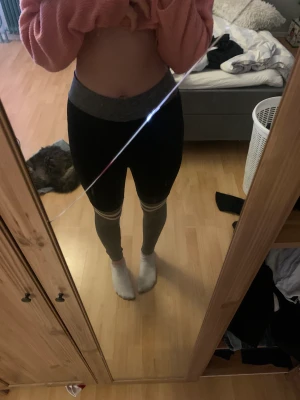 Träningsbyxor  - Hej säljer mina gamla träningsbyxor Ganska använda  Storlek M Dom kostar originellt 600kr men säljer dom för 300kr