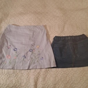 Kjolar - Säljer dessa sjukt söta kjolarna tsm!🩵 Den ljusblåa är som ny och den mörkblåa korta jeanskjolen har två jättesmå mörka fläckar som inte syns💙 Korta kjolen= 134/140 & den ljusblåa kjolen= L (10år). Kom privat för mer info och bilder! BUDA!🩵💙