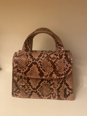 Zara väska - Rosa ormskinn väska från zara. Aldrig använd.