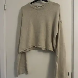 En stickad tröja från Monki i storlek M. Använd ett fåtal gånger. 