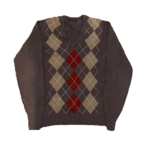 Vintage knit shirt - Denna vintage tröja är väldig mysig och håller en varm. Den är M men funkar som en L också 