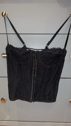 Svart Korsett/bustier - Korsett/ bustier med stretchig korsning bak Aldrig använd