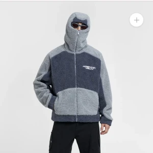 Moremoneymorelove jacka  - Slutsåld jacka köpt på Moremoneymorelove. Använd max 3 gånger men tyvärr lite för liten för mig. Skriv vid funderingar 