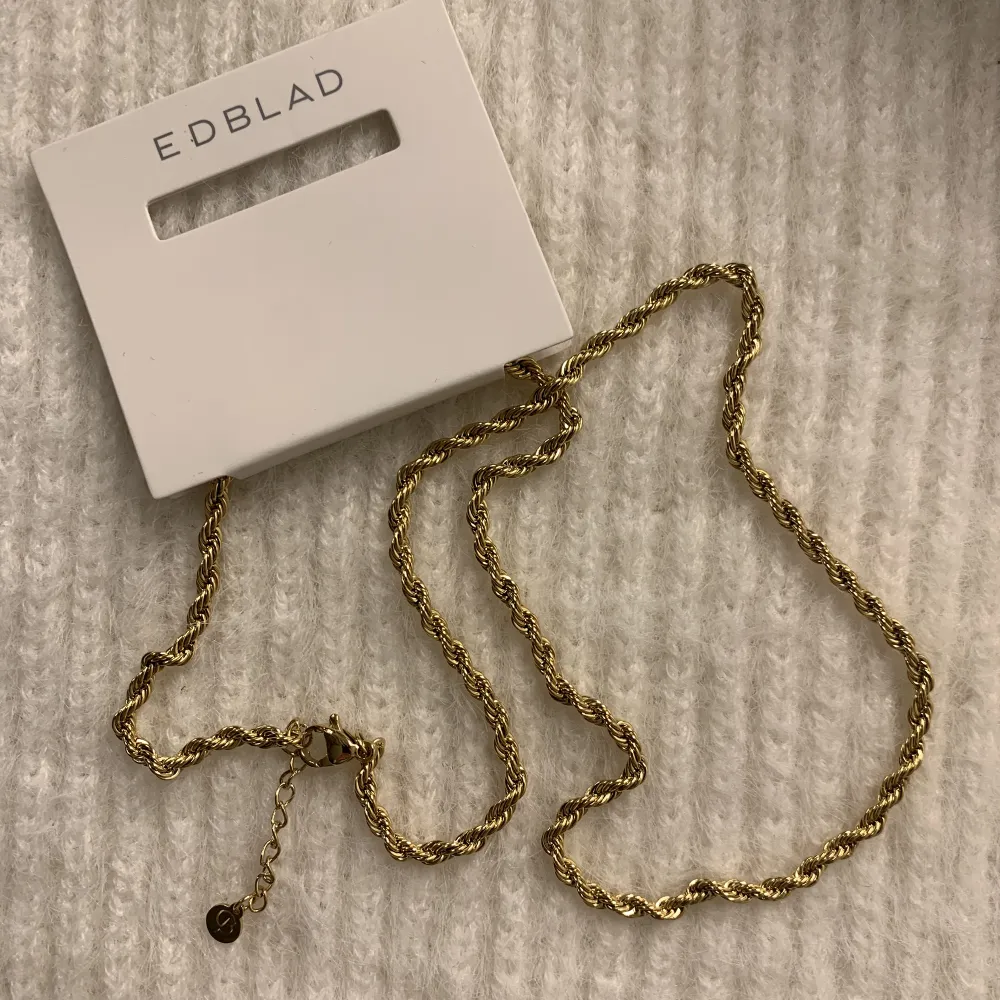 Ett helt nytt Edblad rope chain halsband, och ett annat liknande från H&M ❌SÅLD❌ ni ser skillnaden i förg o tjocklek i tredje bilden. Vid frågor är det bara att fråga 🥰 halsbanden kommer att skickas i dustbags ❤️edblad 319kr . Accessoarer.