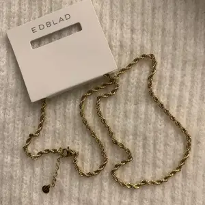 Ett helt nytt Edblad rope chain halsband, och ett annat liknande från H&M ❌SÅLD❌ ni ser skillnaden i förg o tjocklek i tredje bilden. Vid frågor är det bara att fråga 🥰 halsbanden kommer att skickas i dustbags ❤️edblad 319kr 