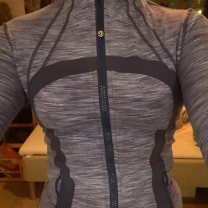 lululemon define jacket - lila lululemon define jacket köpt här på plick som jag säljer pga brist av användning💞 inga defekter, kan mötas upp i stockholm! jackan kostar 1200 kr originellt  
