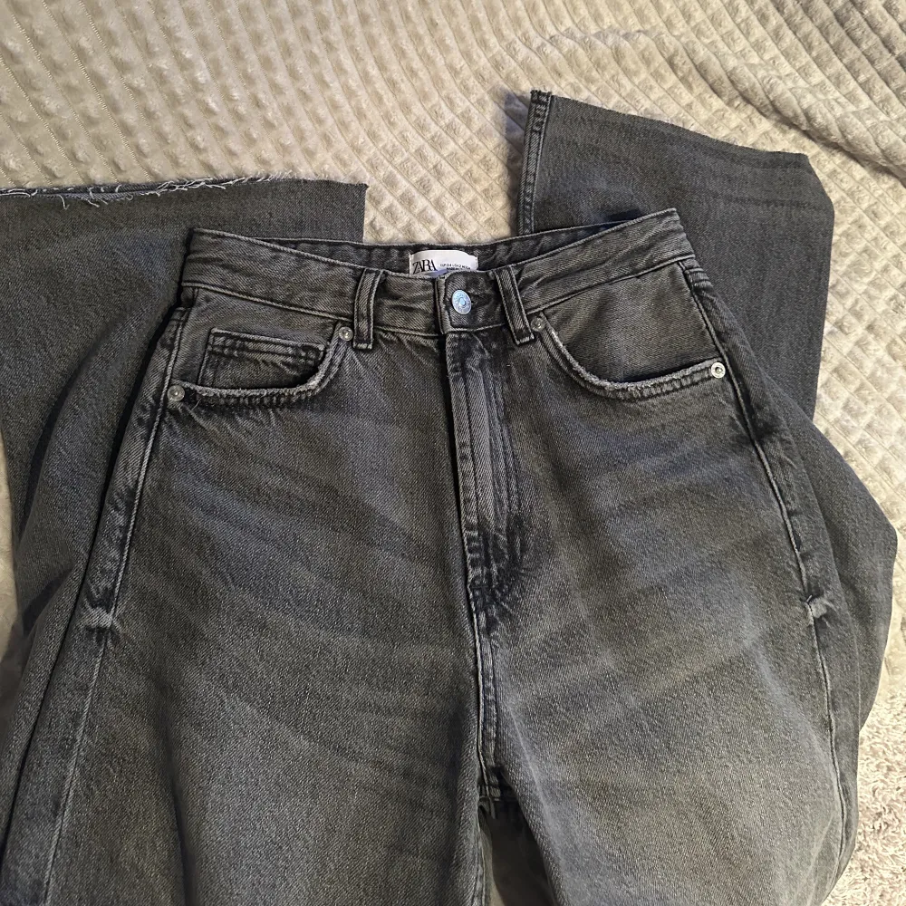 Mina absolut finaste jeans från zara som jag aldrig kunnat använda pga att dom varit för små. Raka i modellen och superskönt material. Köpta för ungefär 400. Jeans & Byxor.