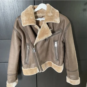 mocka jacka  - Jätte fin vinterjacka som passar perfekt nu när det blir kallt, aldrig använt då jag inte tyckt den passat mig. Fråga om ni har något som ni undrar över💗💗