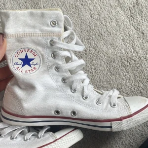 Converse - Höga använda converse. Med märket på insidan. Använd därav billig