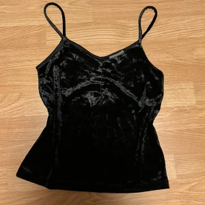 Velour linne - Fint svart linne i velour. Storlek xs men passar bra på mig som annars har s💗 Fint skick och knappt använd.